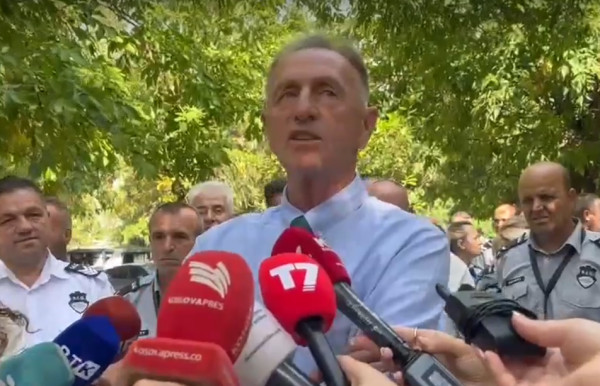 Punëtorët teknikë të sektorit privatë protestojnë para QKUK, kërkojnë nivelizimin e pagave me sektorin publik