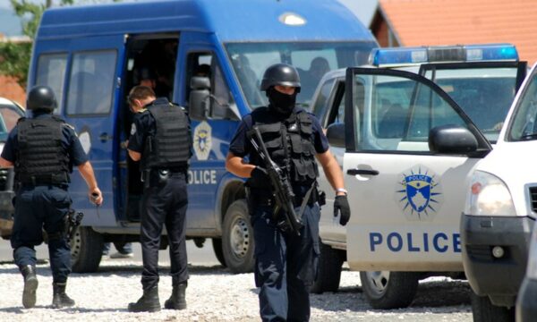 Bastisje në Prishtinë e Fushë Kosovë, konfiskohen armë e para