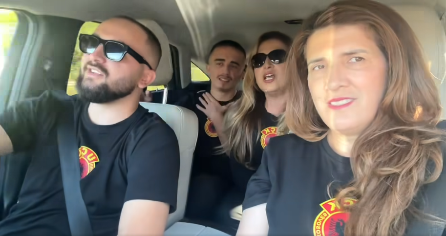 “Drejtë Hagës , për të kërkuar drejtësi!” Me mëngjes Ganimete Musliu niset drejt protestës / publikon video me emblemën e UÇK-së e këngë patriotike