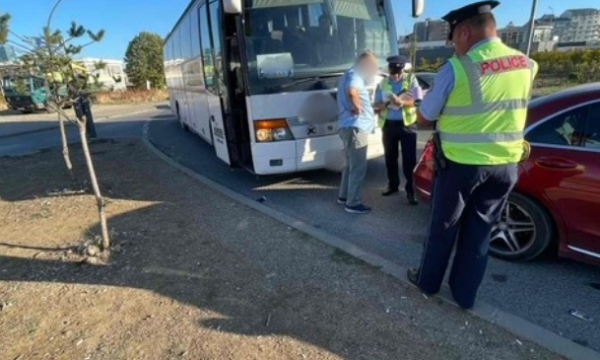 Policia gjobit autobusët që nuk ndalen në stacione