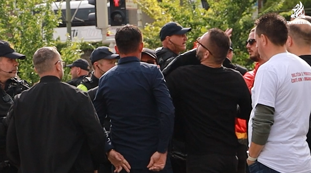 Pamje Ekskluzive nga protesta e shqiptarëve në Hagë – Sulmi ndaj protestuesve dhe pengimi i punës së kameramanit të TV Arbëria, sonte nga ora 21:30