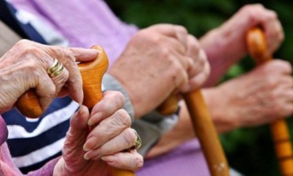 Pensionistët në Kosovë po përballen me situatë të rëndë ekonomike: Qeveria nuk ka bërë asgjë për ne