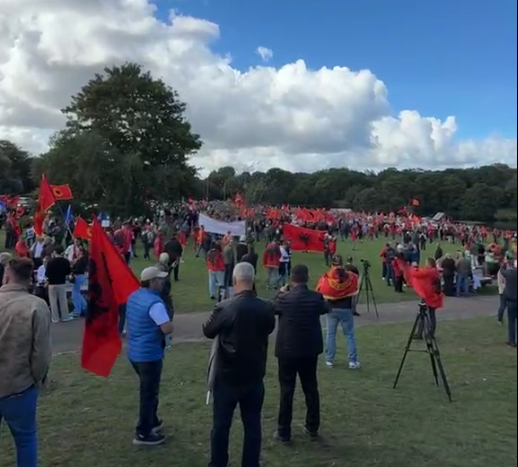 “UÇK”, “O Hashim, ti ku je, krejt Kosovën këtu e ke”, trazohet Haga nga thirrjet e protestuesve