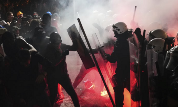 Mijëra protestues dalin në rrugët e Novi Sadit, policia përdori gaz lotsjellës për t’i shpërndarë