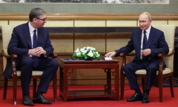 Vuçiq takohet me Putnin në Kinë, i flet krejt kohën në rusisht: Jam i kënaqur që ju shoh, President