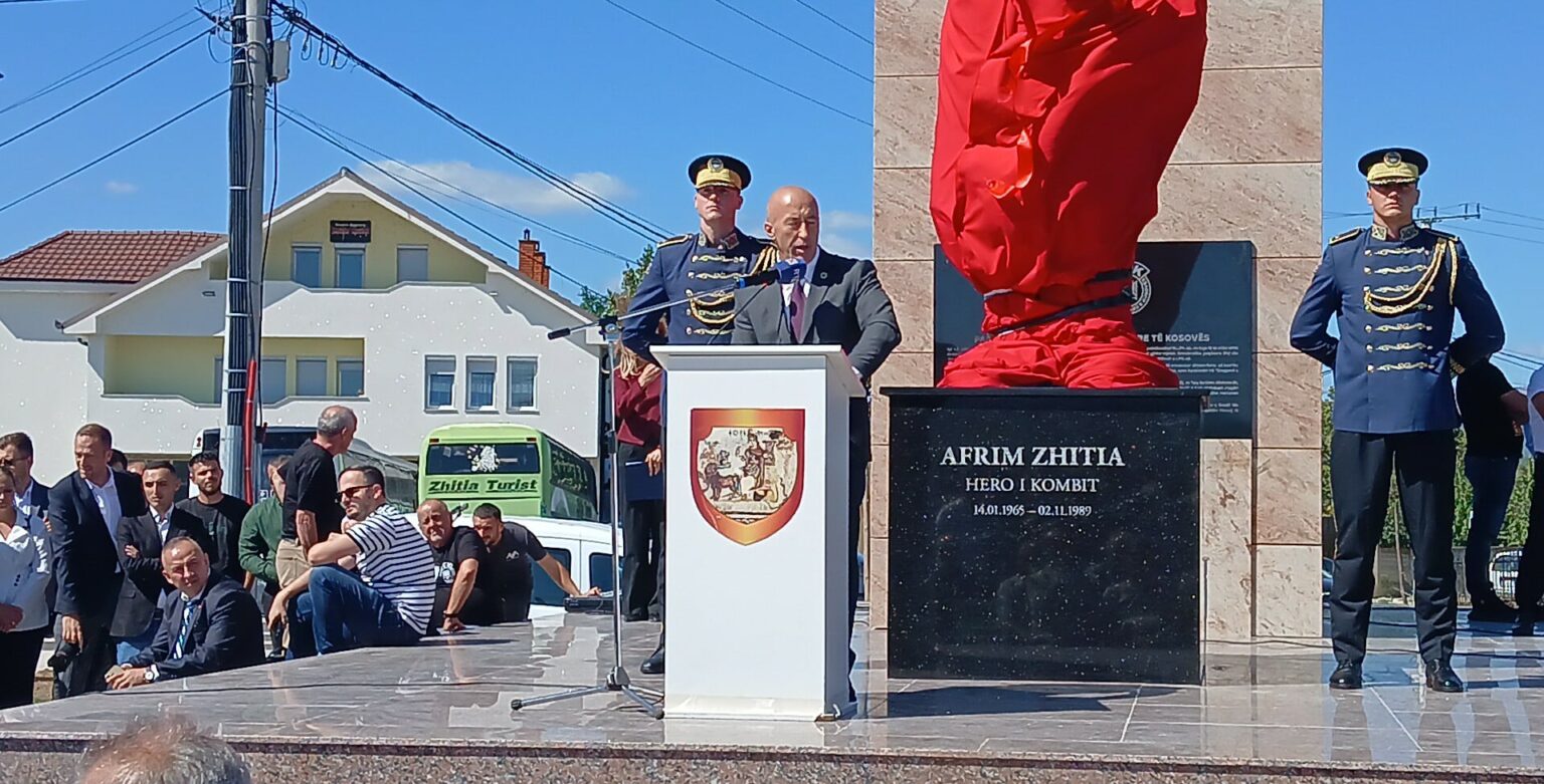 Haradinaj në përurimin e shtatores së Afrim Zhitisë: Të ruhet kujtesa jonë historike