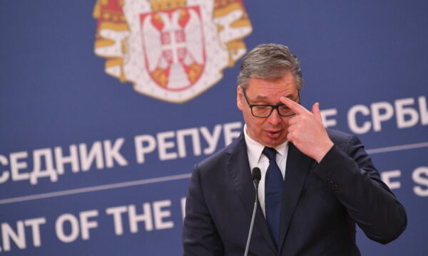 Mediat opozitare tallen me Vuçiqin pasi njoftoi se vetura fluturuese do të sillen nga Kina në Serbi
