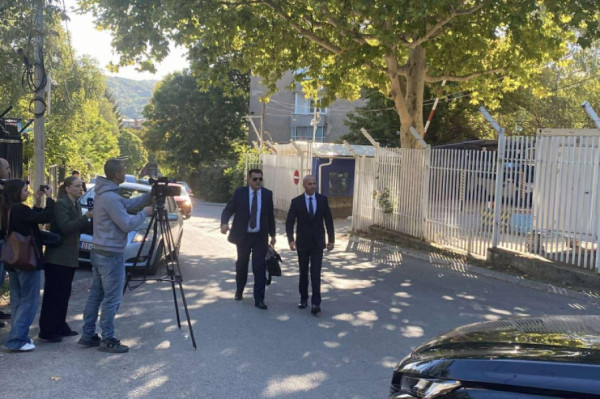 ​Simiq mbërrin në Gjykatë, akuzohet për sulmin ndaj gazetarëve në Leposaviq