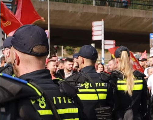 Pamje ekskluzive nga Hagë: Policia holandeze sulmon protestuesit shqiptarë dhe pengon punën e kameramanit të TV Arbëria