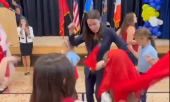 Deputetja amerikane kërcen vallen shqiptare në New York