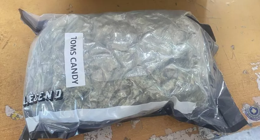 Dogana e Kosovës zbulon substancë narkotike në një dërgesë postare
