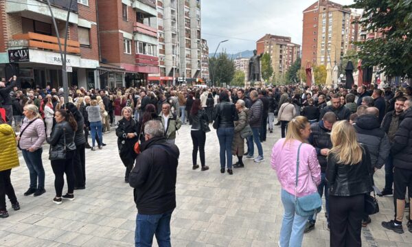 Mobilizohen serbët e Mitrovicës së veriut, turmës i prinë kryetari i Listës Serbe Zlatan Elek