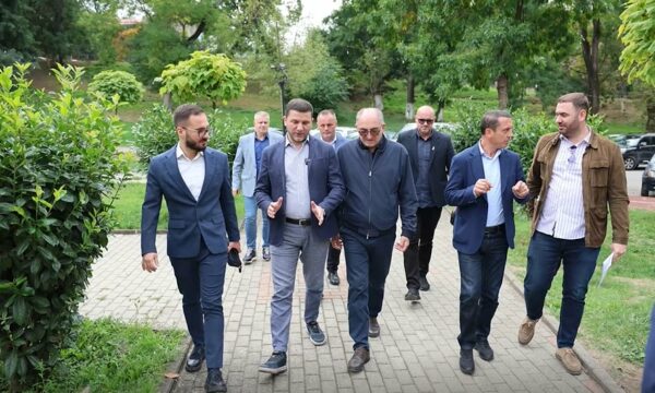 Memli Krasniqi takon studentët në Prizren: Me Shaqën, ky qytet po krijon mundësi që të rinjtë ta ndërtojnë të ardhmen këtu