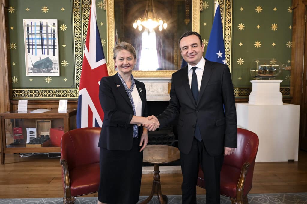 U çoi ofertë britanikëve për qendër azili në Kosovë, Kurti pritet nga kryediplomatja britanike – ZKM jep detaje për diskutimet