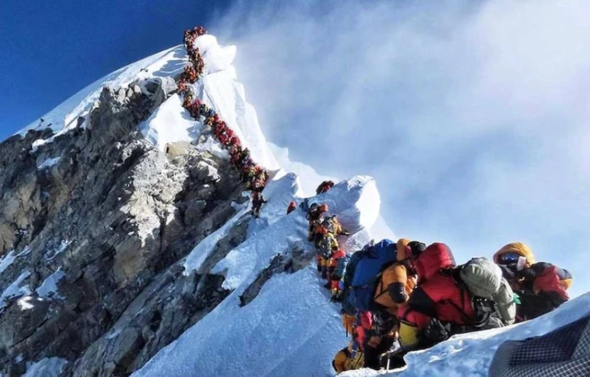Alarm në Everest: Stuhi dëbore bllokon qindra turistë në lartësi mbi 4,900 metra