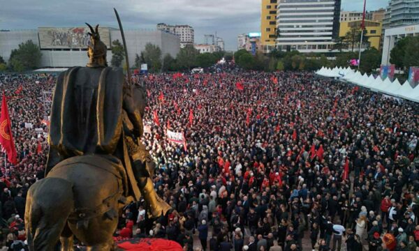 Protesta e madhe në Tiranë për ish-krerët e UÇK merr vëmendjen e mediave botërore – çfarë u raportua
