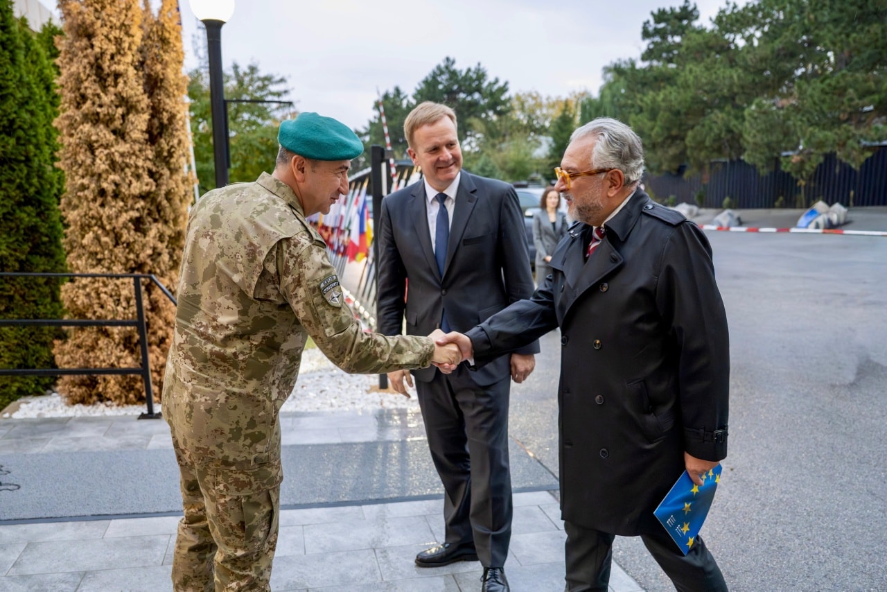 Komandanti i KFOR’it pret në takim Sorensenin dhe shefin e EULEX, flasin për sigurinë në Kosovë