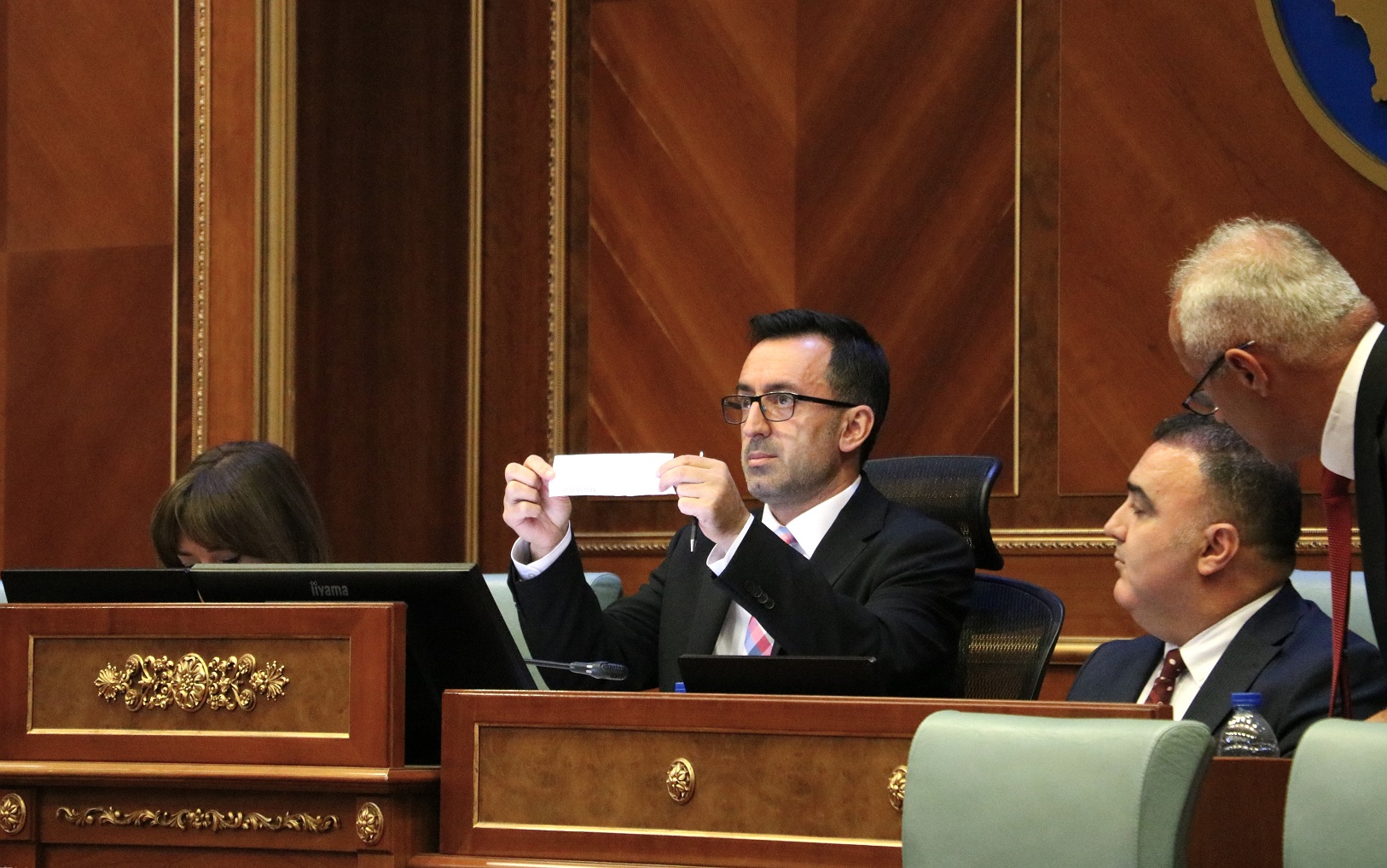 Kushtetuesja publikon Aktgjykimin e plotë për çështjen e nënkryetarit serb