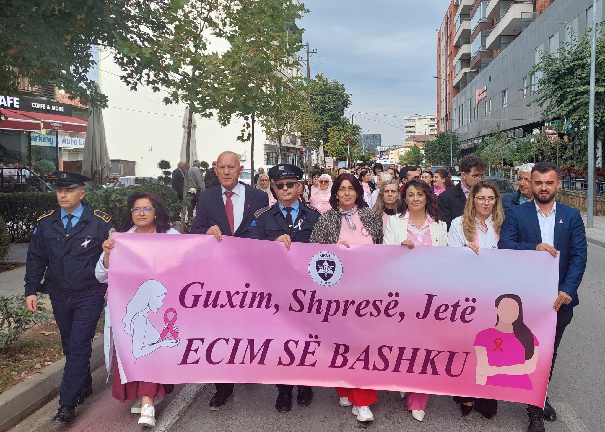 Policia e Kosovës merr pjesë në marshin për sensibilizimin kundër kancerit të gjirit Prizren