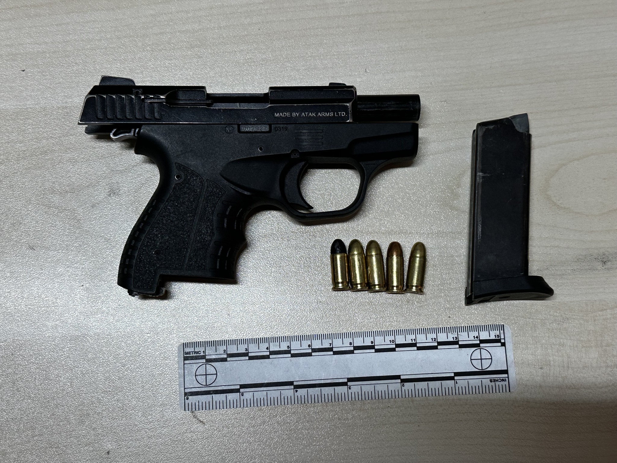 Policia arreston dy persona për armë pa leje dhe deklarim i rremë në Pejë