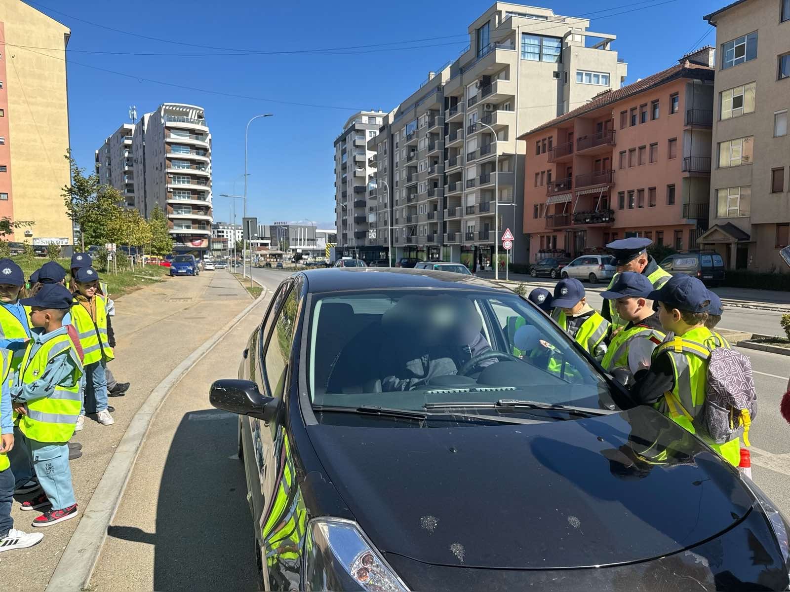 Policia në Gjakovë nis fushatën “Siguria e nxënësve në rrugë” me ligjërata dhe aktivitete praktike