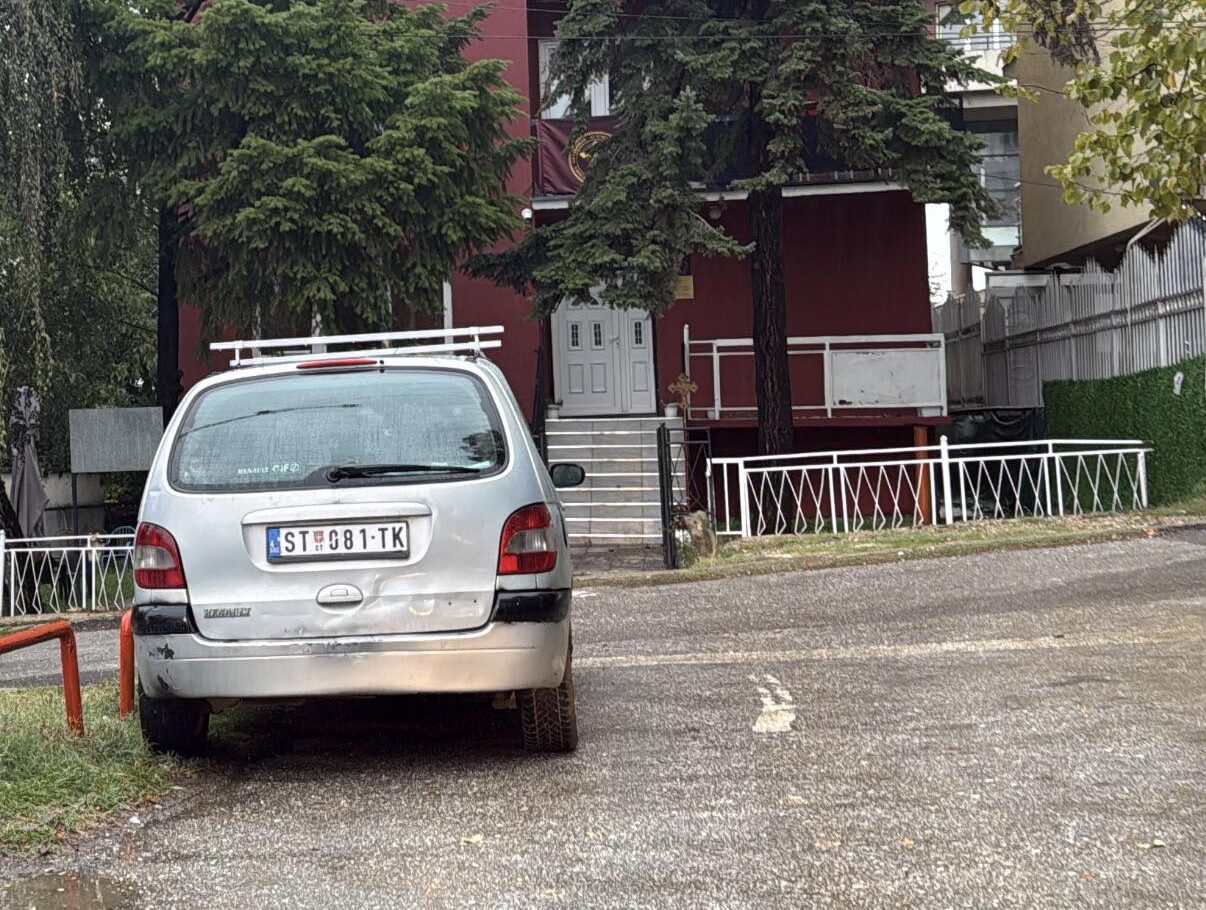Makina me targa serbe parkohet përballë selisë së Mitropolisë së Kishës Ortodokse Autoqefale të Kosovës, KOAK reagon dhe kërkon masa nga organet e rendit