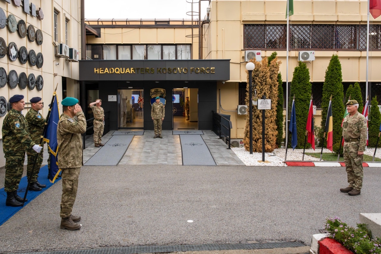 Komandanti i KFOR-it mirëpret gjeneralin britanik në Prishtinë, diskutohet siguria dhe stabiliteti në rajon