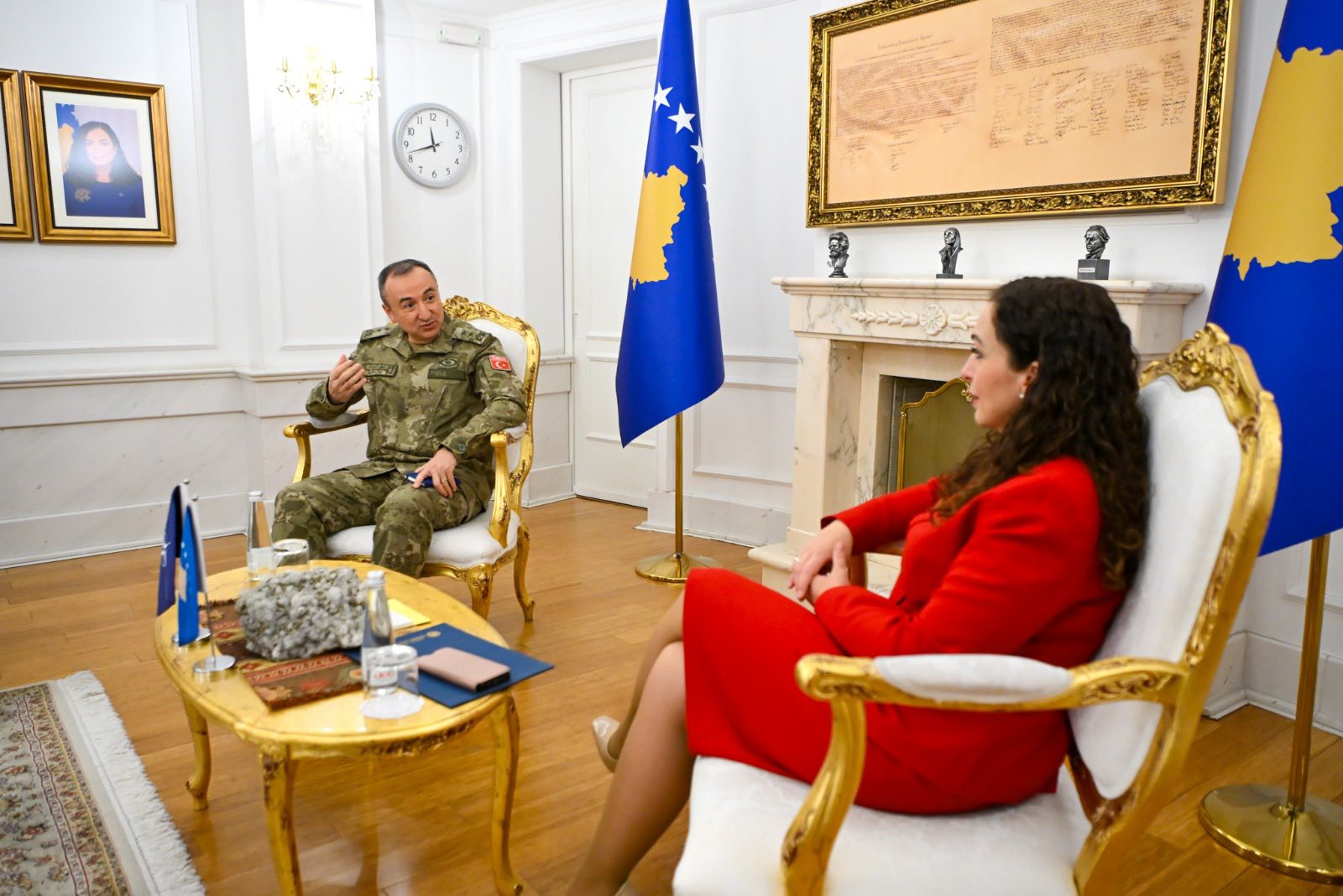Osmani pret komandantin e ri të KFOR-it, diskutuan për kërcënimet dhe dronët që vijnë nga Serbia