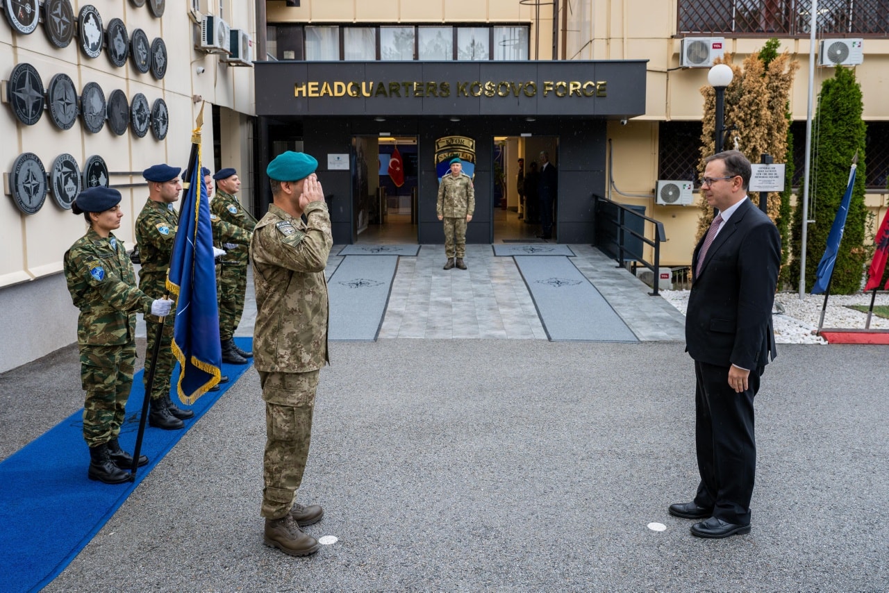 Komandanti i ri i KFOR-it, gjeneralmajor Ulutaş, pret ambasadorin turk në Kosovë