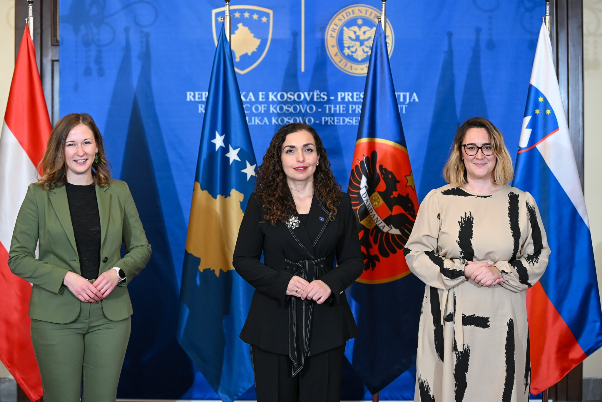 Presidentja Osmani pret në Prishtinë Ministren austriake dhe Sekretaren sllovene: Fokus në integrimin evropian të Kosovës