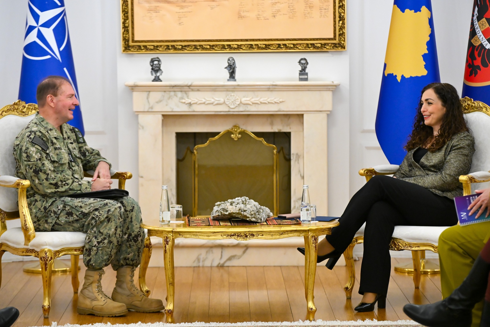 Presidentja Osmani takon Admiralin Stuart Munsch, rithekson rëndësinë e bashkëpunimit me KFOR-in dhe përkushtimin euroatlantik të Kosovës