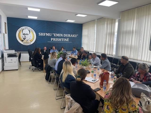 Policia e Kosovës forcon bashkëpunimin me shkollat për rritjen e sigurisë në ambientet arsimore