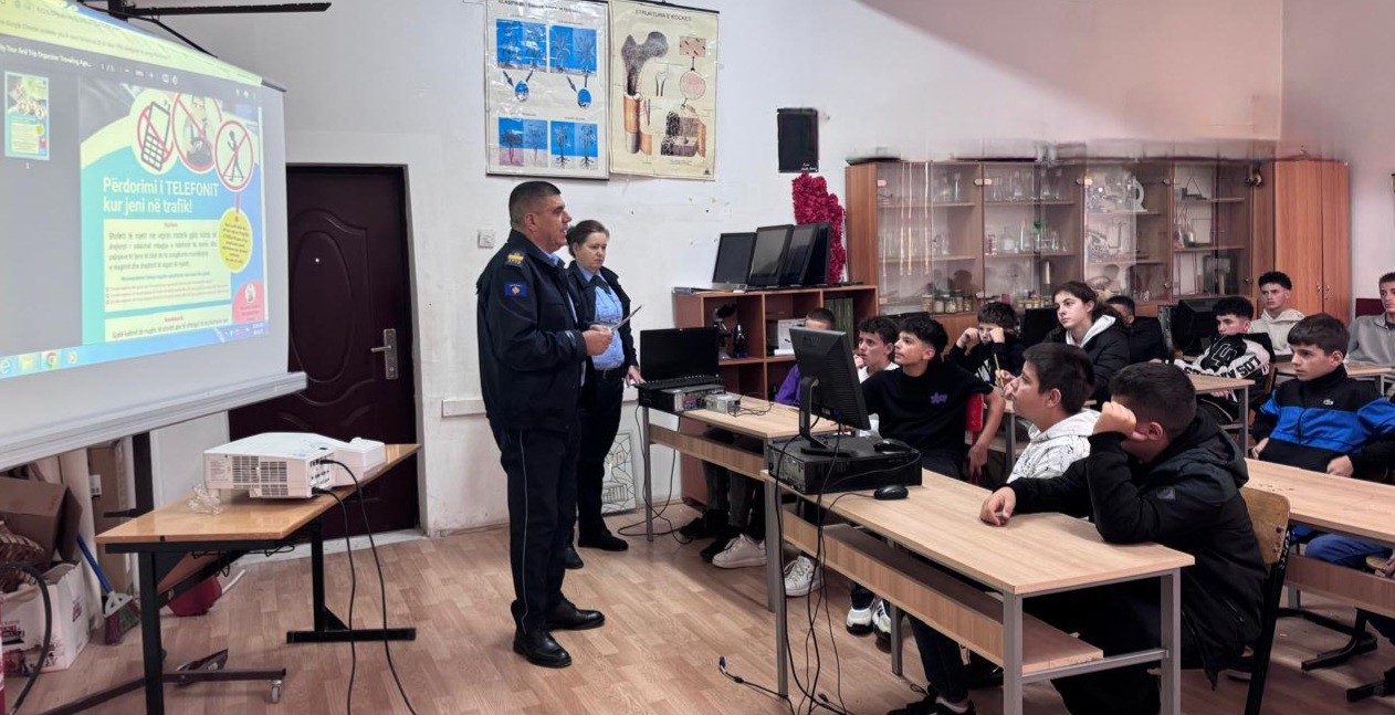 “Duart në timon, jo në telefon” – Policia e Ferizajt vazhdon fushatën vetëdijësuese për sigurinë rrugore
