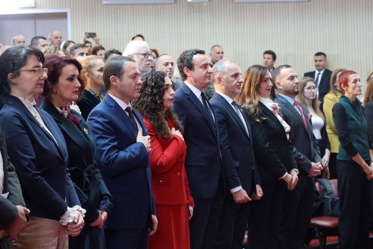 UP “arsyetohet” që nderoi pushtetarët Kurtin dhe Osmanin: Shoqata Alumni e nderoi edhe Atifete Jahjagën