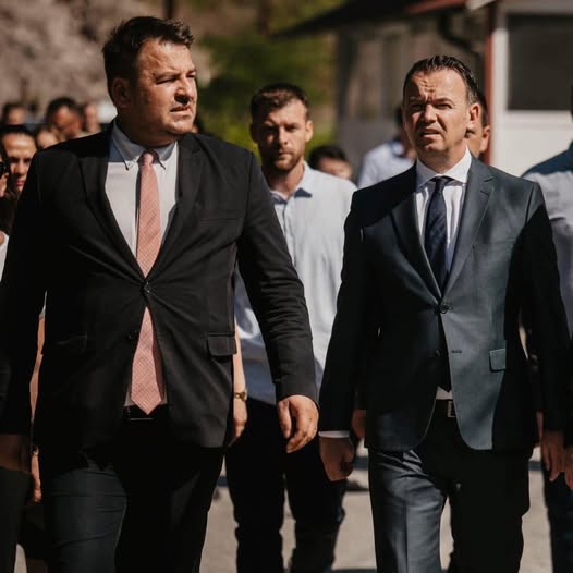 Mospajtime në mes Faton Pecit e Armend Mujës: Peci e akuzoi se “po ia dështon tubimet”, Muja nuk i shkoi në tubim në Zhabar – Albin Kurti erdhi për t’i pajtuar