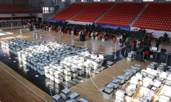 KQZ nis numërimin e votave nga jashtë Kosovës: mbi 29 mijë pako të aprovuara, gati 4 mijë të refuzuara