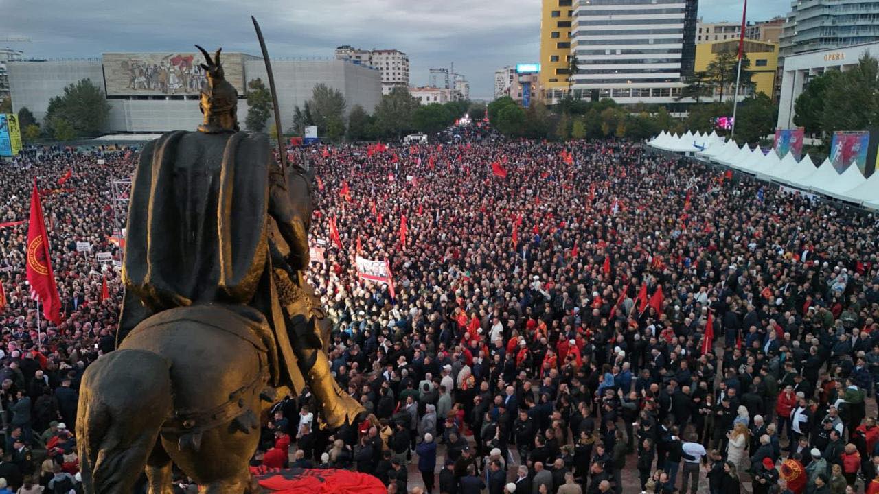 Lutfi Haziri e shpërndan fotografinë virale të protestës në Tiranë: Te Gjergji bashkë, drejtësi për të gjithë