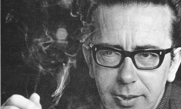 Parisi e nderon Ismail Kadarenë me pllakë përkujtimore pranë shtëpisë ku jetoi