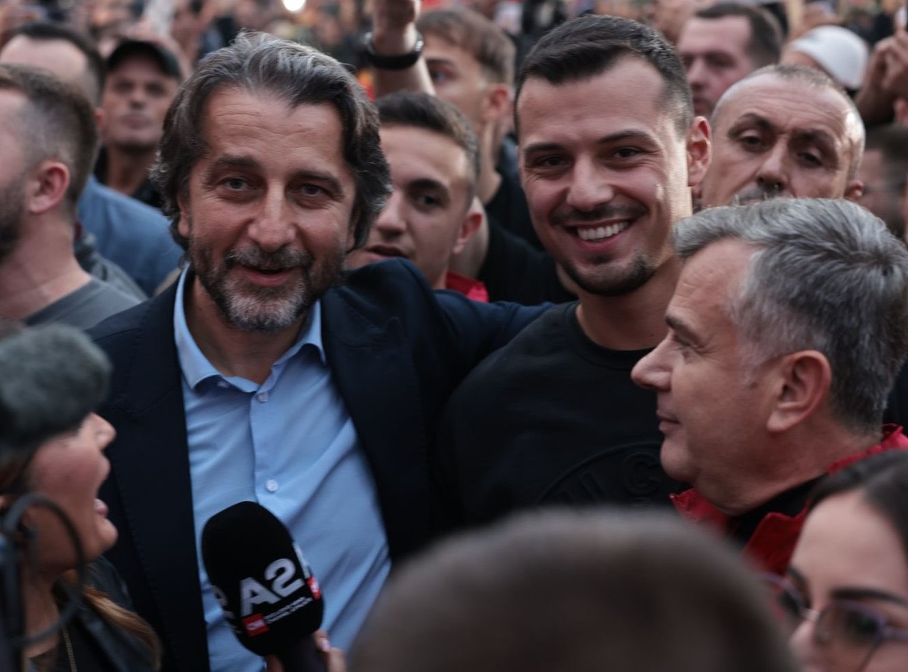 Krah për krah me Endrit Thaçin, Përparim Rama shpërndan pamje nga protesta gjithëkombëtare: Drejtësi për ata që ngritën flamurin në ditët më të errëta