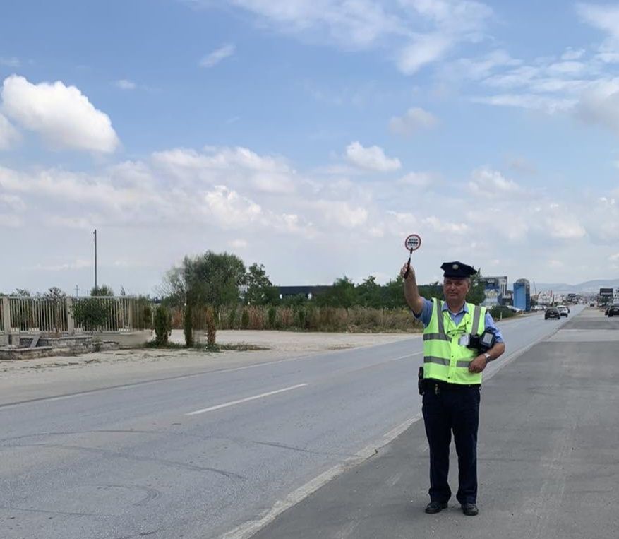 Instruktorja e auto-shkollës në Ferizaj gjobitet me 200 euro – kandidatja përdori telefonin gjatë ushtrimeve