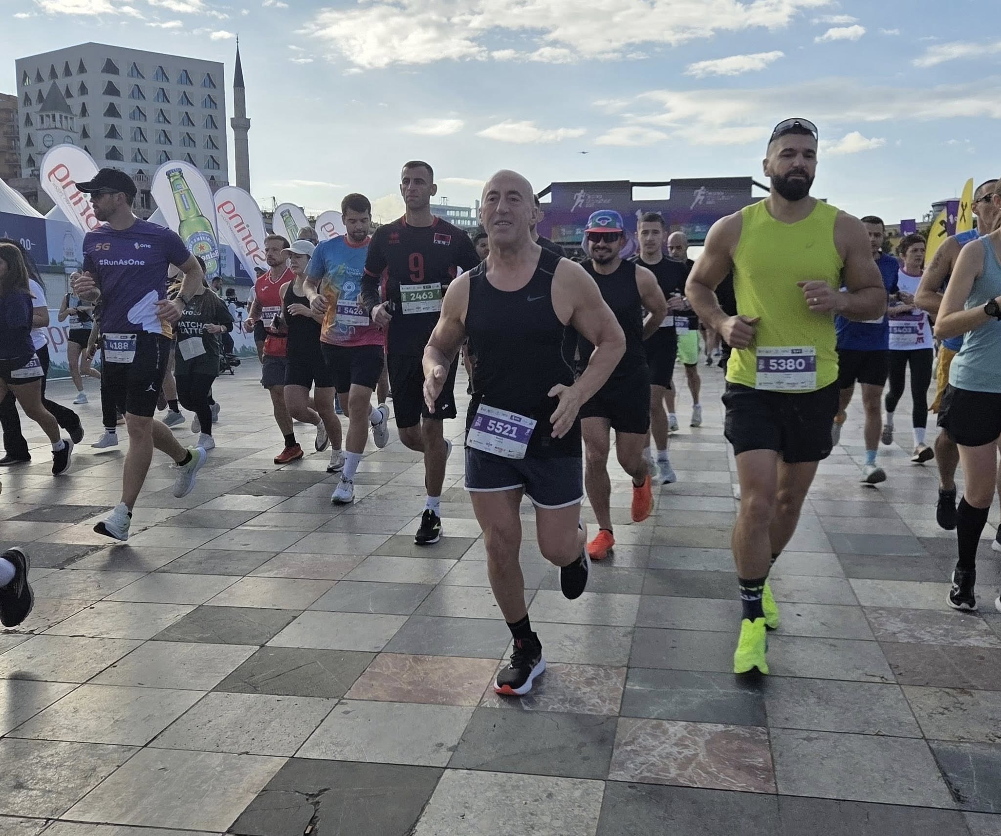 Ramush Haradinaj merr pjesë në Maratonën e Tiranës 2025