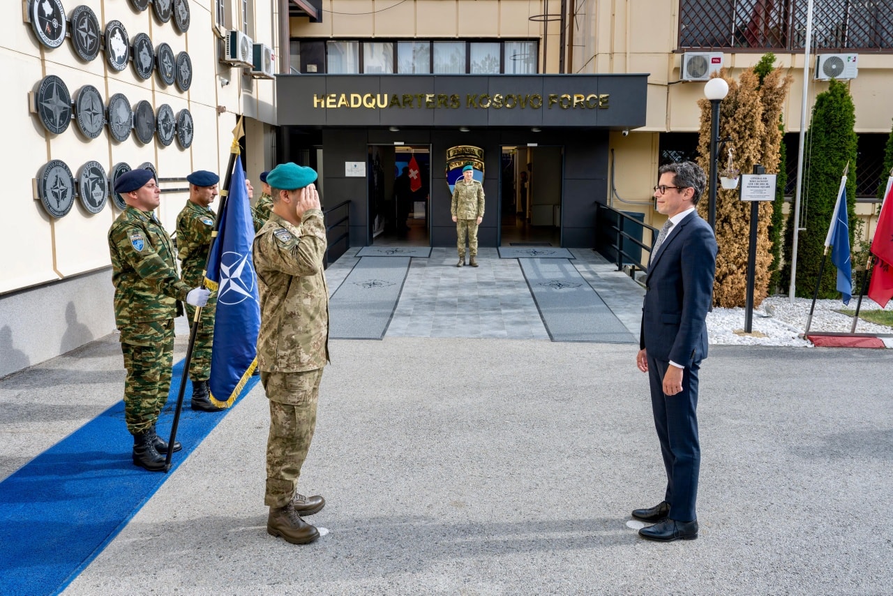 Komandanti i KFOR-it pret ambasadorin zviceran: Theksohet bashkëpunimi për paqe dhe stabilitet në Kosovë