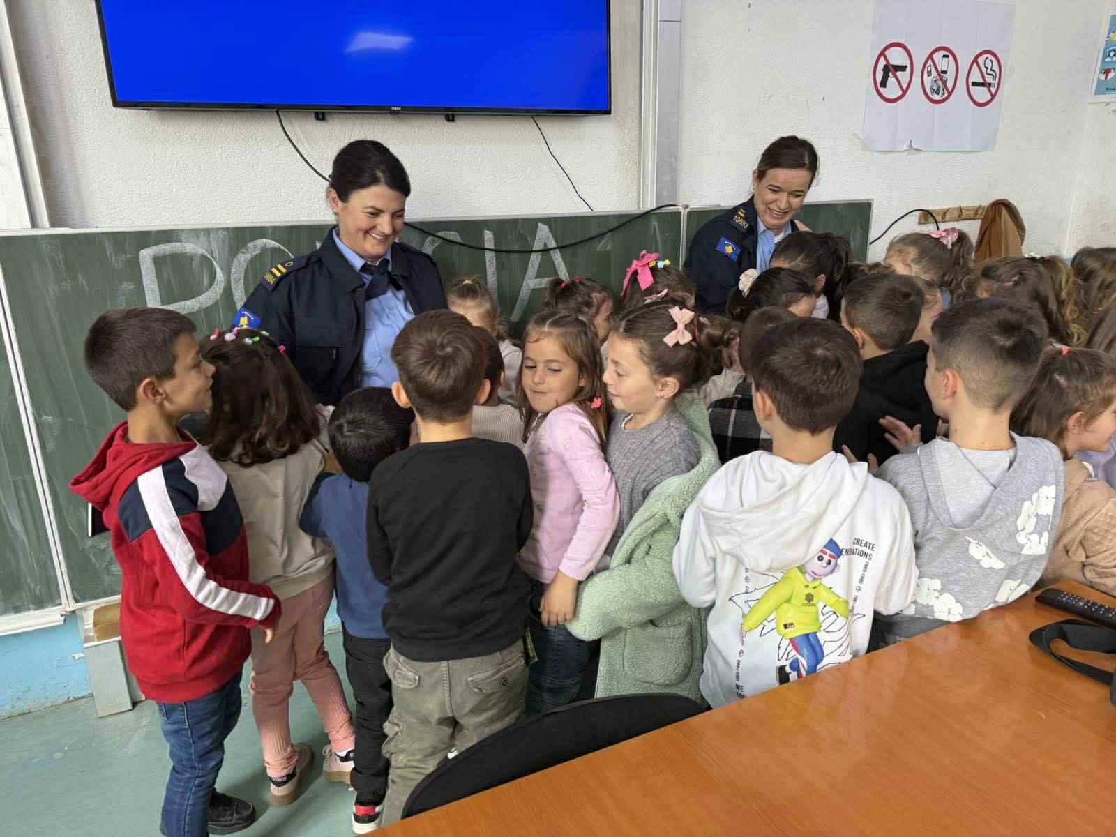Policia në Vushtrri mban ligjërata në shkolla me temën ‘Siguria në trafik’