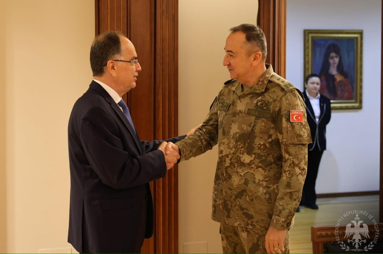 Komandanti i KFOR-it është takuar me presidentin e Shqipërisë