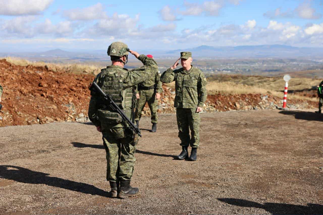 Pamje nga ushtrimi fushor “Ujku Shigjetë” i FSK’së, i pranishëm edhe komandanti Jashari
