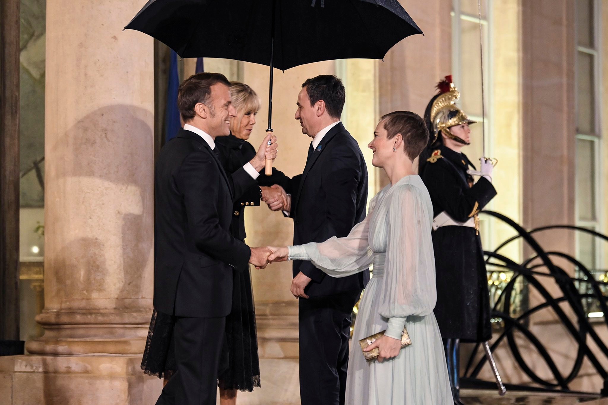 Albin Kurti pritet nga Emmanuel Macron në Pallatin Élysée për Forumin e Paqes në Paris