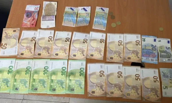 Një 10-vjeçar dorëzon në polici një kuletë të gjetur me para në Ferizaj