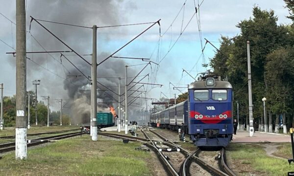 Dhjetëra të plagosur nga sulmi rus në një tren pasagjerësh në Ukrainë