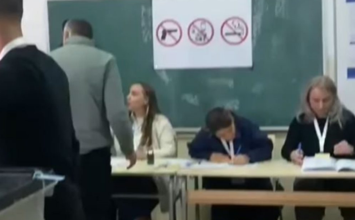 Komisionerja në Mitrovicë nervozohet me mediat: Me dashtë jashtë të qes