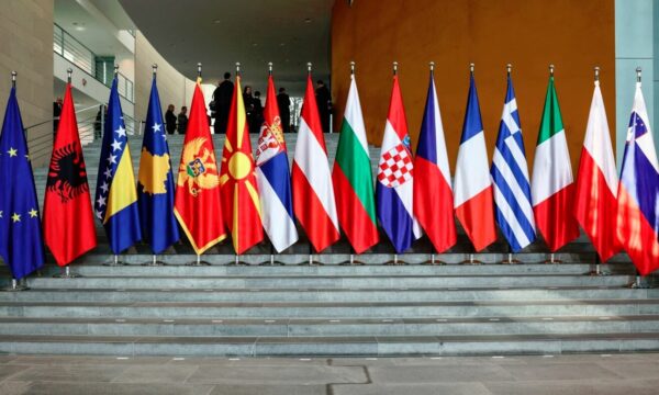 Bosnja e vetmja në rajon pa lëvizje të lirë me Kosovën – shkon në Samitin e Berlinit me njollën e izolimit për shkak të RS-së